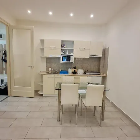 Lara * ブダペスト